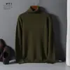 Suéter liso de cuello alto para hombre con tejido denso para mayor calidez, perfecto para usar en capas en otoño e invierno.; presenta alta elasticidad y un diseño de jersey
