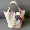 2025 Nueva Bolsa Cesta de Verduras Primera Capa Patrón de Lichi Piel de Vaca Tendencia de Moda Gran Capacidad Estilo Casual Bolso Cubo Portátil