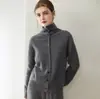 Cardigã de tricô Pin Kang Saini~100% caxemira pura com gola alta para mulheres, apresentando um design exclusivo de botões diagonais