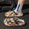 Suministro Exclusivo Transfronterizo de Zuecos para Hombre con Forma de Audífono, Pantuflas Cerradas de EVA en Bloques de Color Graffiti, Sandalias Antideslizantes de Doble Uso para Verano