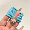 Coloridos coleteros de nuevo estilo 2026, versátiles y dulces, con accesorios de M&M's, anillos de toalla, diseños de dibujos animados y un estilo fresco y lindo, perfectos para accesorios para el cabello de niños