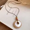 Colar com cordão de couro retrô e pingente oval, um acessório de moda luxuoso e estiloso, perfeito para combinar com suéteres, uma joia única e versátil para mulheres