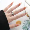 Anel Aberto com Design de Nicho Interessante Feito de Aço Inoxidável, Anel para Dedo Indicador com um Toque de Luxo Leve, Moderno e Fashion, Acessório Versátil Estilo Coreano