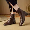 Botas de Moda Retro Europeas y Americanas con Agarre Manual de Tacón Medio Grueso para Mujer 2024 Otoño e Invierno Nuevas Botas para Mujer de Caña Corta Botas de Jinete Botas de Comercio Exterior