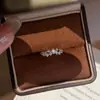 Anel de Joia de Liga de Cobre com Zircônia Novo Mais Vendido, Diamante Sintético, Anel Fechado Único e Moderno