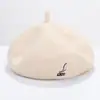 Boina de Lana para Mujer de Otoño e Invierno Bordado de Dibujos Animados Dulce y Linda Gorra de Pintor Gorro de Calabaza Literario Venta al por Mayor
