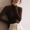Camiseta Básica Derong com Gola Meia-Alta Escovada, Ombro Direito, Cor Marrom, para Mulheres no Outono e Inverno, Efeito Emagrecedor, Simples Casual