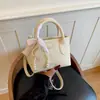 Mini Bolso Estilo Francés para Mujer con Pañuelo de Seda, Lazo y Accesorios de Perlas, Bolso de Hombro Versátil tipo Cesta Cruzada para Mujer