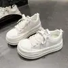 Zapatos blancos de suela gruesa súper bonitos con plataforma para mujer, nuevo estilo de otoño 2026, para personas bajitas, zapatillas deportivas casuales de tabla