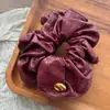 Estilo Coreano Moda Couro Macio Oval Etiqueta Dourada Scrunchie Prendedor de Cabelo para Mulheres Estilo Preguiçoso Retrô Scrunchie para Rabo de Cavalo Baixo