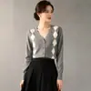 Chaqueta de punto estilo preppy Lingge Cárdigan de lana retro ajustado para mujer Otoño Nueva moda Top con cuello en V Delgado