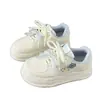 Zapatillas blancas de suela gruesa estilo coreano para mujer, nuevo modelo de verano 2026, zapatillas casuales de alta apariencia, mocasines versátiles para estudiantes