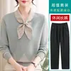 El atuendo de otoño de mamá: Top de punto con cuello en V y lazo, conjunto de camisas base finas elegantes y rejuvenecedoras para mujeres de mediana edad y mayores