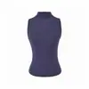 Este conjunto elegante e sedutor apresenta um design que abraça o corpo, acentuando suas curvas.. É um conjunto de três peças para mulheres, perfeito para o outono, composto por um top de tricô com gola alta parcial, uma saia de comprimento médio e um cardigã.