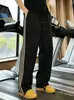 Calça Esportiva Casual Limpa Versátil de Secagem Rápida com Três Listras Estilo Retro Americano para Homens, Corte Reto Solto, Verão 2026