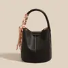 Productos genuinos Bolso de mostrador 2024 Nuevo Bolso de moda para mujer Bolso de hombro cruzado Verano Bolso de mano de cuero genuino de alta gama Bolso tipo cubo