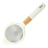 Conjunto de utensílios de cozinha com cabo de madeira para uso doméstico, incluindo um descascador, um batedor de arame, uma peneira de farinha e um conjunto de peças para assar e cozinhar