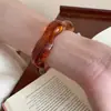 Pulseira Larga Geométrica Assimétrica de Resina Maillard Pulseira de Moda Retro Outono e Inverno Joia de Mão de Nicho de Alta Qualidade para Mulheres