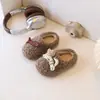 Sapatos de algodão grossos, macios e forrados com fleece para crianças, novo estilo de inverno 2026, sapatos de pelúcia de desenho animado para meninas, pantufas de algodão para bebês