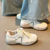 Tênis de treino alemães femininos de sola grossa que aumentam a altura, novos tênis casuais esportivos de primavera de 2026, tênis brancos, tênis "dad shoes" e tênis estilo Forrest Gump