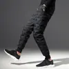 Pantalones Térmicos de Invierno para Hombre Engrosados de Cintura Alta Adelgazantes Ropa Exterior Pantalones de Algodón con Plumas 2025 Ajuste Delgado Pantalones Cónicos Pantalones de Algodón del Noreste