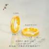 Anillo de diseño sencillo y banda ancha con círculo interior grabado, fabricado en oro arena chapado con una fuerte retención del color, adecuado para el dedo índice.