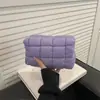 Bolsa de maquiagem versátil e moderna estilo coreano em formato de nuvem com enchimento de plumas, disponível em várias cores com bordados, uma bolsa de mão pequena e portátil para fácil armazenamento