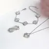 Pulsera de Trébol de Cuatro Hojas con Láser Versión Alta Dorada V Popular Transfronteriza Flor de Lote de Oro de 18 Quilates Pulsera de Acero de Titanio Joyería No se Desvanece