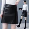 Falda de cuero versátil, falda de cuero mini PU negra para mujer otoño e invierno 2023, falda de línea A de cintura alta, falda corta ajustada, transfronterizo