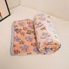 Manta para Pet Pegadas Veludo Coral Tapete para Pet Colcha de Dormir para Gato e Cachorro Venda por Atacado Manta Universal Venda por Atacado para Todas as Estações