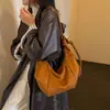 Bolso de Gamuza Flocado para Mujer 2026 Nuevo Estilo Moderno Tacto de Alta Gama Retro Bolso de Hombro Único Gran Capacidad para Viajes Cotidianos Cruzado Bolso de Cuerno
