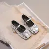 Zapatos de piel para niña 2026 nuevos versátiles zapatos pequeños de piel, Mary Jane poco profundos para niña con lazo, planos, modernos