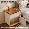 Mesa de cabeceira color block em madeira de nogueira com compartimentos ocultos, apresentando duas gavetas para armazenamento privado, um armário de cabeceira multifuncional para quartos de casa
