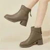 2026 Primavera y Otoño Nueva Industria de Calzado Fanghua Tacón Grueso Suela Suave Botines con Forro de Terciopelo Cálidos Antideslizantes Botas de Cuero para Madres de Mediana Edad y Ancianos