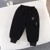 Pantalones gruesos de algodón con forro polar para niños Otoño e Invierno 2025 Nuevos pantalones deportivos para niños Pantalones cálidos para bebé Invierno Venta al por mayor