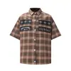 Parche Bordado de Letra a Cuadros Clásico Camisa de Manga Corta para Hombre, Nuevo Estilo Primavera/Verano, Top Holgado Casual para Mujer, Moderno