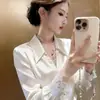 Este ano, camisas de alta qualidade, com design primoroso e acabamento em renda estão em alta.. Estas camisas únicas e bonitas de cetim branco são perfeitas para mulheres nas estações da primavera e do outono.