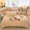 Conjunto de Cama de Chenille Bordado de Inverno Leite Veludo Quatro Peças Lado Duplo Quente Mais Veludo Roupa de Cama Capa de Edredom de Flanela Coral Lençol