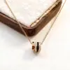 Elegante y Versátil Collar Sencillo de Arcilla Arcilla con Pedrería y Números Romanos Estilo Coreano, Modelo Nuevo, Acero de Titanio, Alta Calidad, Collar que Conserva el Color para Mujeres