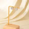 Brincos de Flor de Cerejeira Estilo Coreano Inspirados no Ins, Simples e Doces, Design Ultra-Fada de Flor com Zircônia em Formato de Coração Microincrustada, Presilhas de Orelha para Mulheres