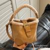 Bolso Cubo de Mano de Lana de Cordero, Bolso Pequeño Retro para Mujer, Nuevo Bolso Cruzado Versátil 2026, Bolso de Hombro Mate para el Trabajo