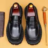 [Couro Genuíno] Sapatos Masculinos de Couro Brilhante 2026 Novo Estilo Solado Grosso Estilo Britânico Color Block Mocassins Slip-On Mocassins Masculinos