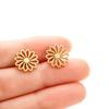 Aretes de Mujer 2023 Diseño Nicho Simple Acero Inoxidable Flor Calada Ins Pequeños Aretes de Margarita Frescos Estilo Ins