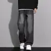 Pantalones de mezclilla retro estilo americano para uso diario, color gris cemento, cintura elástica para hombre, pierna recta, lavados, corte holgado, pantalones casuales con una silueta fluida y de pierna ancha