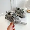 Tênis infantis coleção primavera, verão e outono 2026: tênis robustos para meninos, tênis de corrida com sola macia, tênis estilosos de malha, sapatos respiráveis para meninas