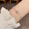 Moda Coreana y Japonesa Dulce Versátil Pulsera de Flor de Cuatro Hojas de Zirconia, Elegante Lujo Ligero Diseño Simple, Joyería Súper Brillante al por Mayor