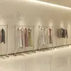 Tienda de Ropa para Mujer Estante Isla Especial Perchero de Pie Estante de Exhibición para Tienda de Ropa Estante de Exhibición de Acero Inoxidable Plateado Cepillado con Ruedas