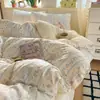 Conjunto de cuatro piezas de gasa arrugada de doble capa con sensación de nube para maternidad e infancia Clase A, conjunto de tres piezas para dormitorio, conjunto de tres piezas amigable con la piel y cómodo, estilo ins suave y acogedor
