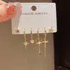 Conjunto único de brincos retro estilo estrela e cruz para mulheres, apresentando um design distinto com uma estética cool e minimalista