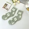 Calcetines de terciopelo de coral para mujer Ins crema de moda de media pantorrilla para mujer calcetines de invierno engrosados con forro polar para confinamiento en casa calcetines para dormir